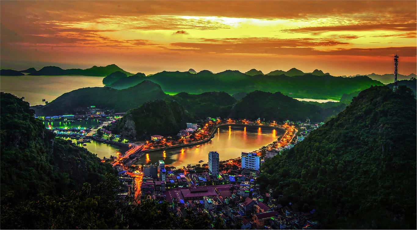 Cat Ba town overview